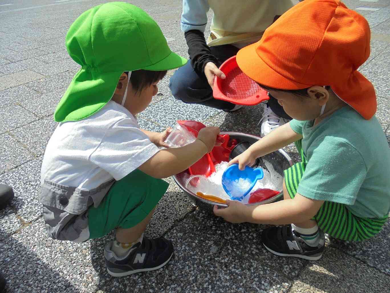 余った氷を持ってお外で氷遊び！！