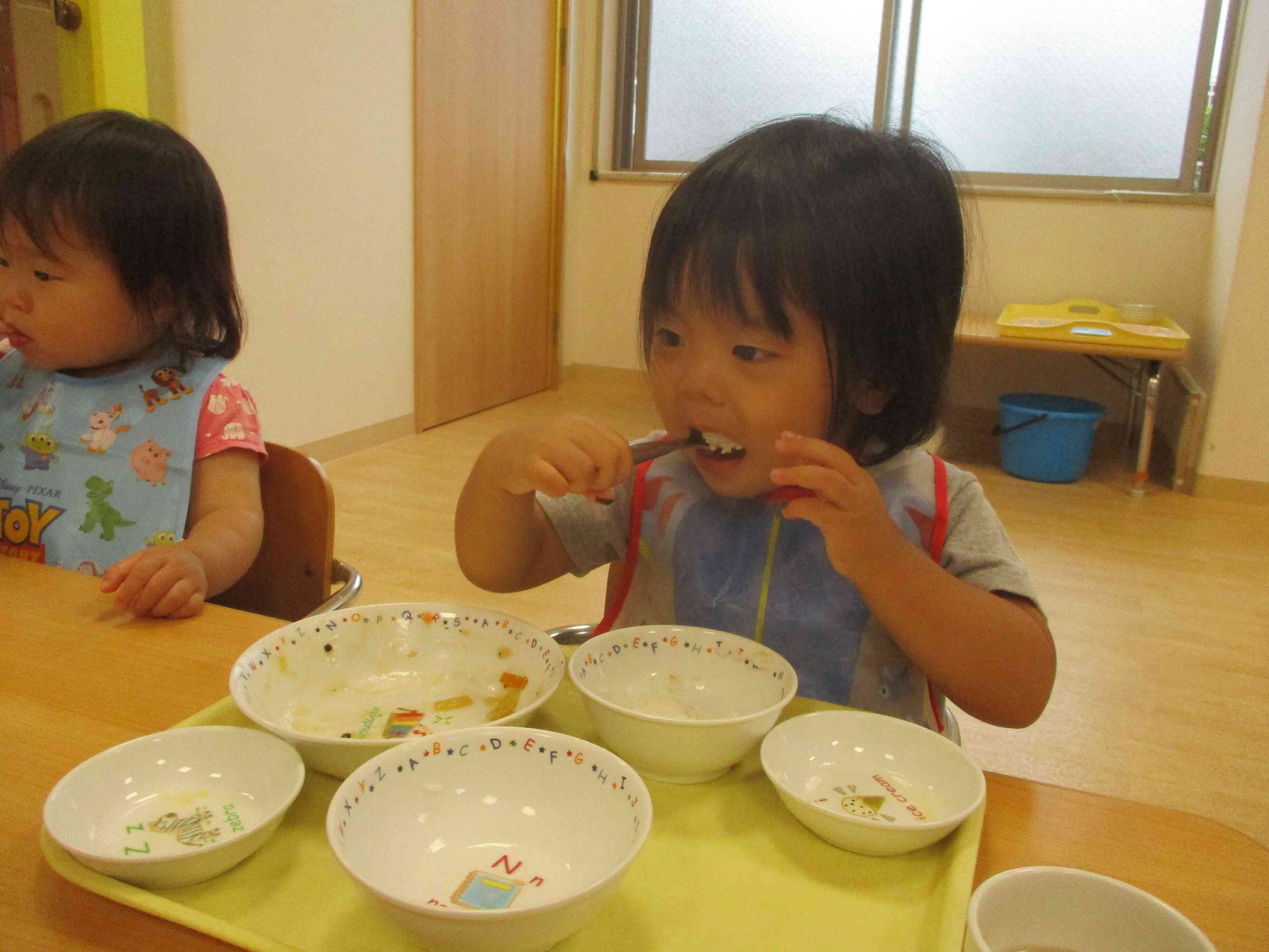 大きな口でパックン！美味しいね☆