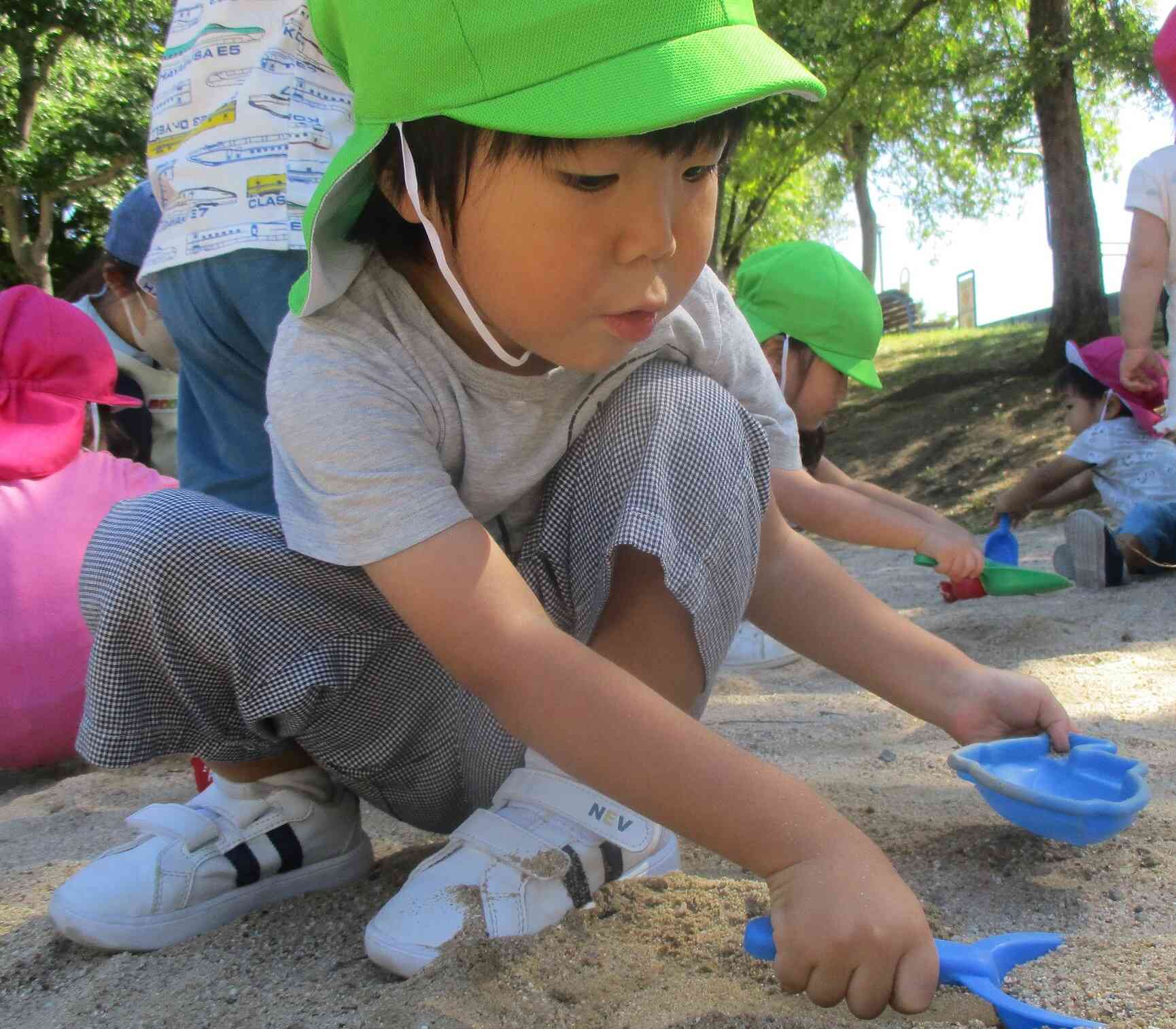 魚の型に砂を沢山入れよう！