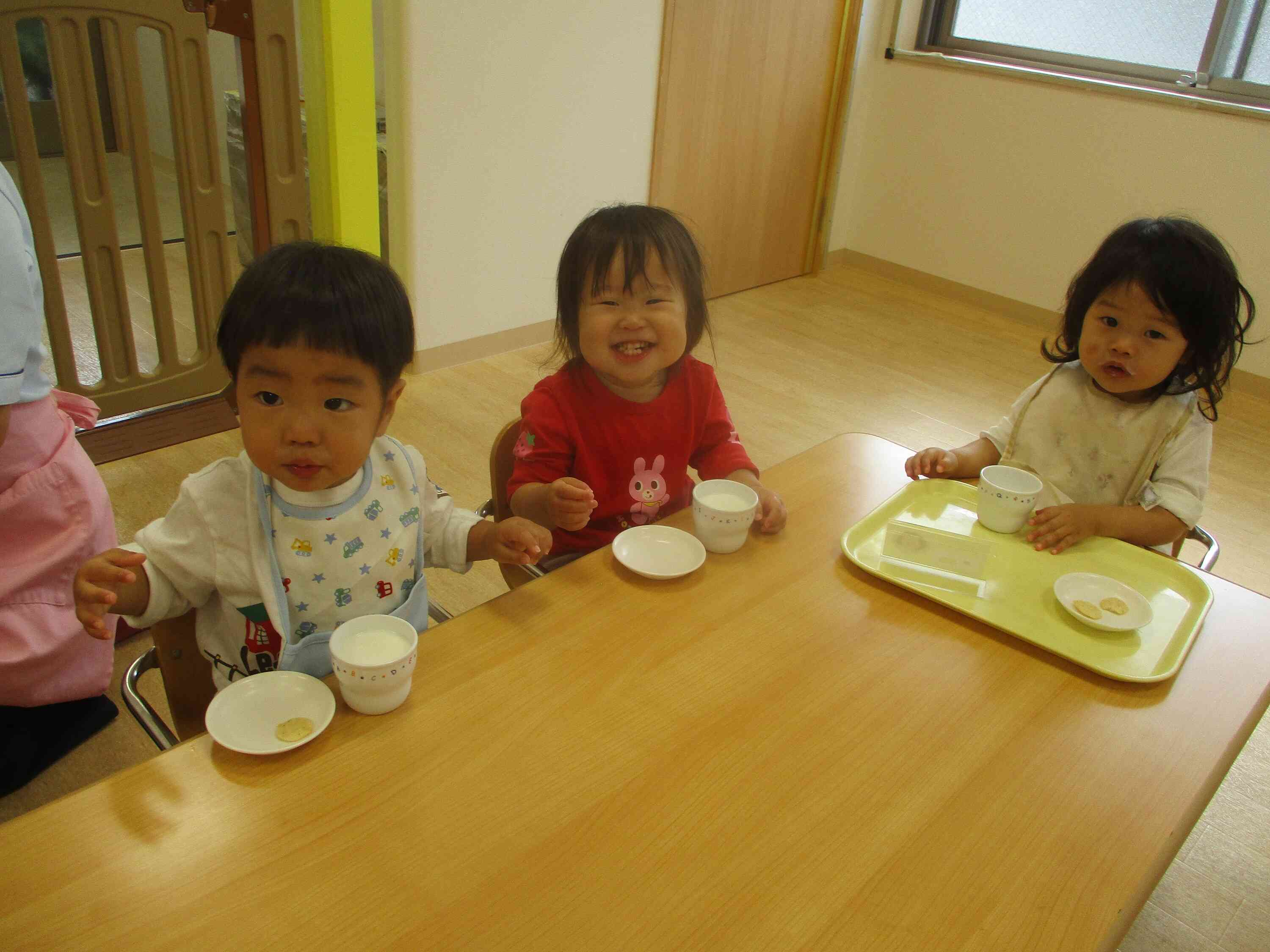 子どもたちはおやつの時間も大好き！朝のおやつにお昼のおやつ！お昼のおやつには外国のおやつが出てくることもあり、子どもたちは興味津々です♬