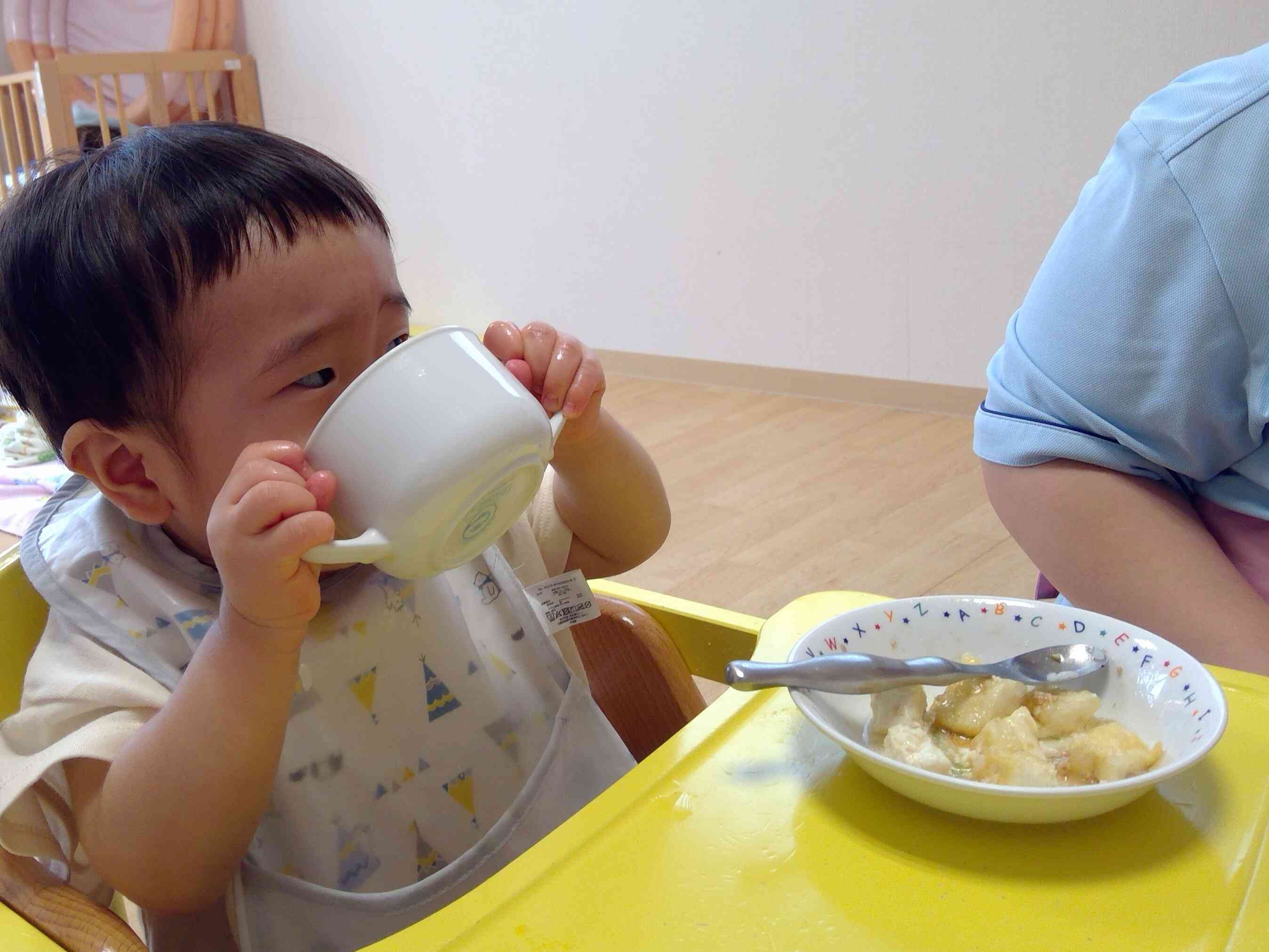 「先生見て！自分で飲んでるよ！」