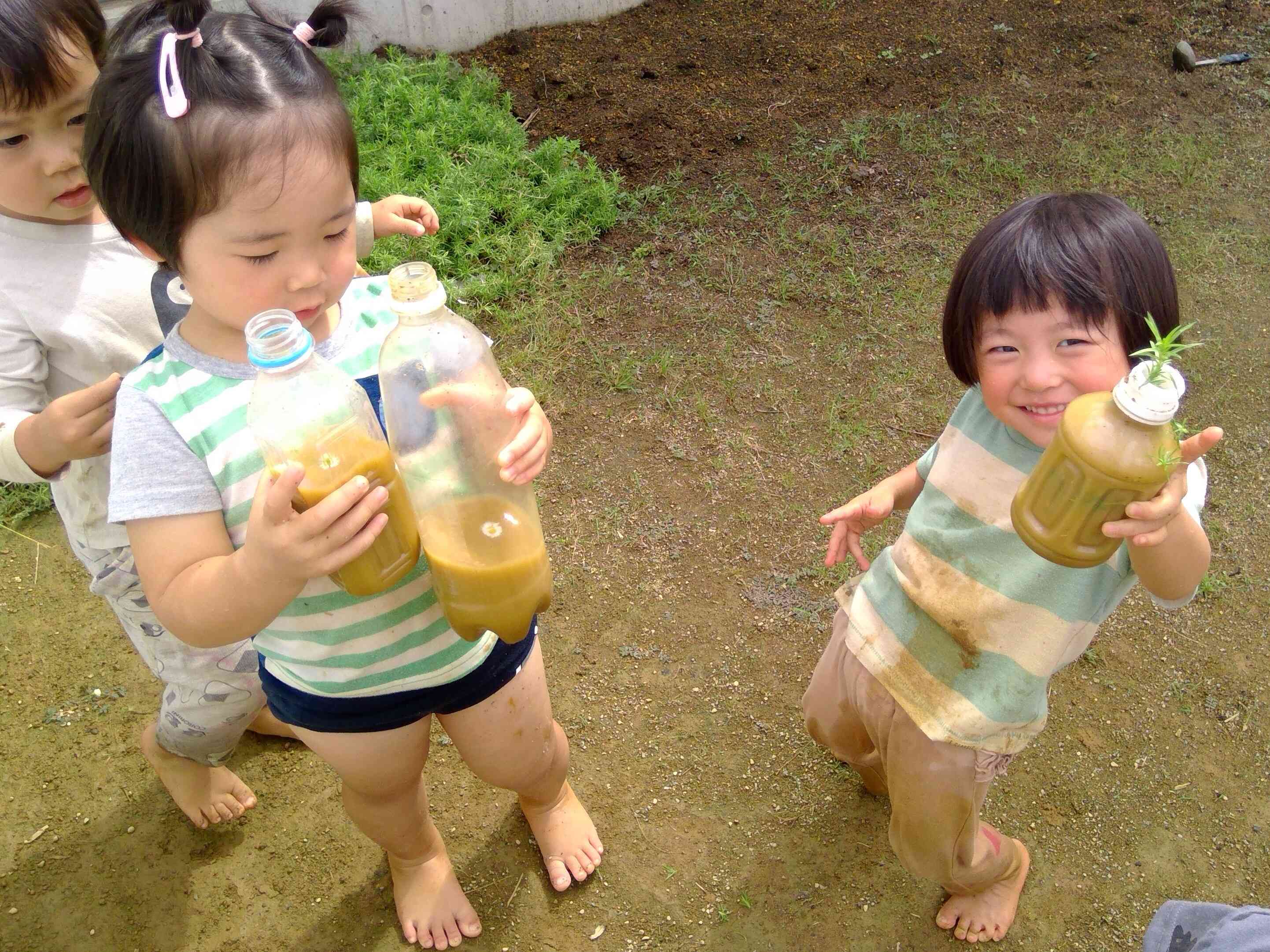 うさぎ組　泥水でジュース♪