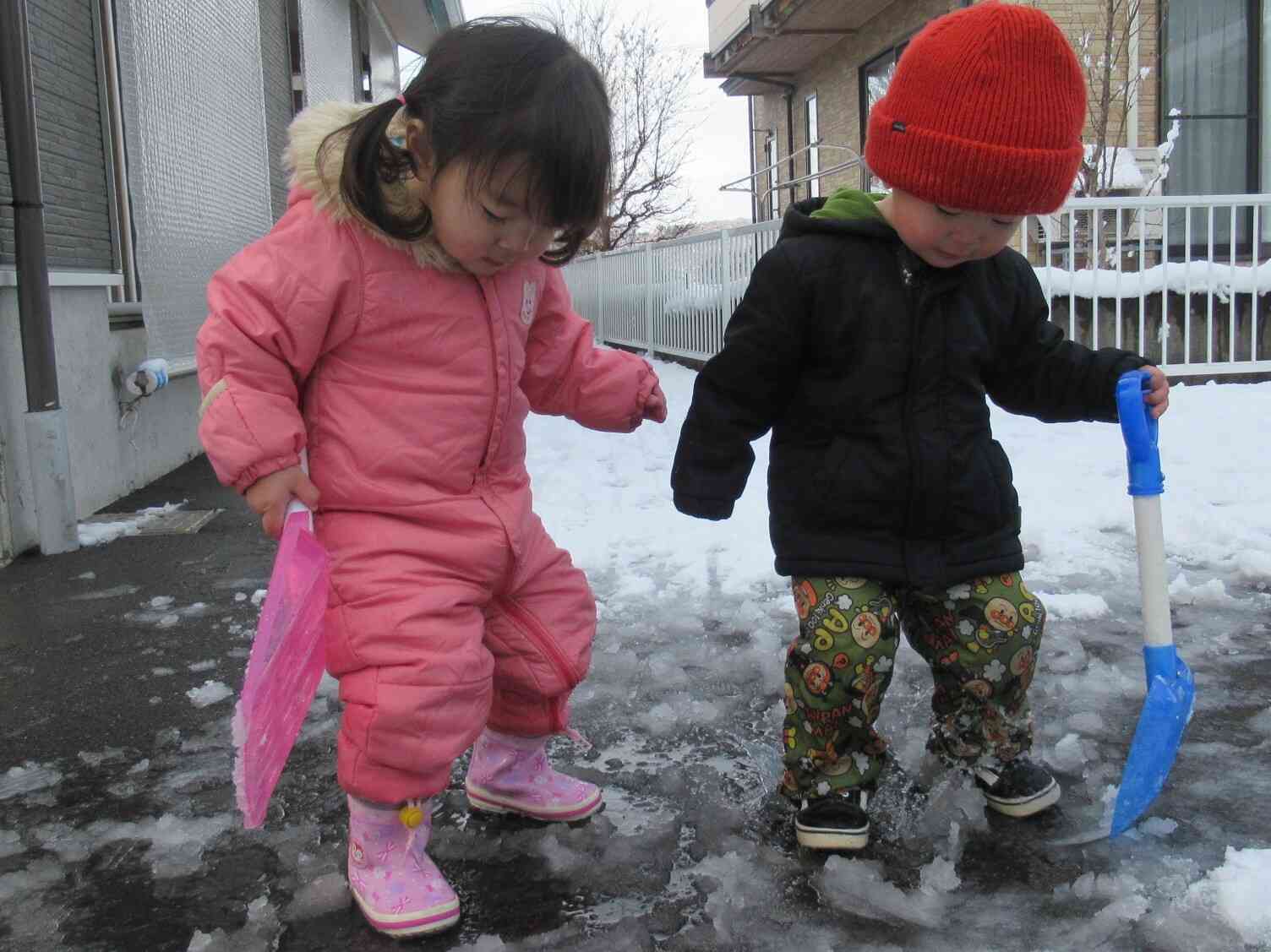 溶けた雪の上で足踏み♪