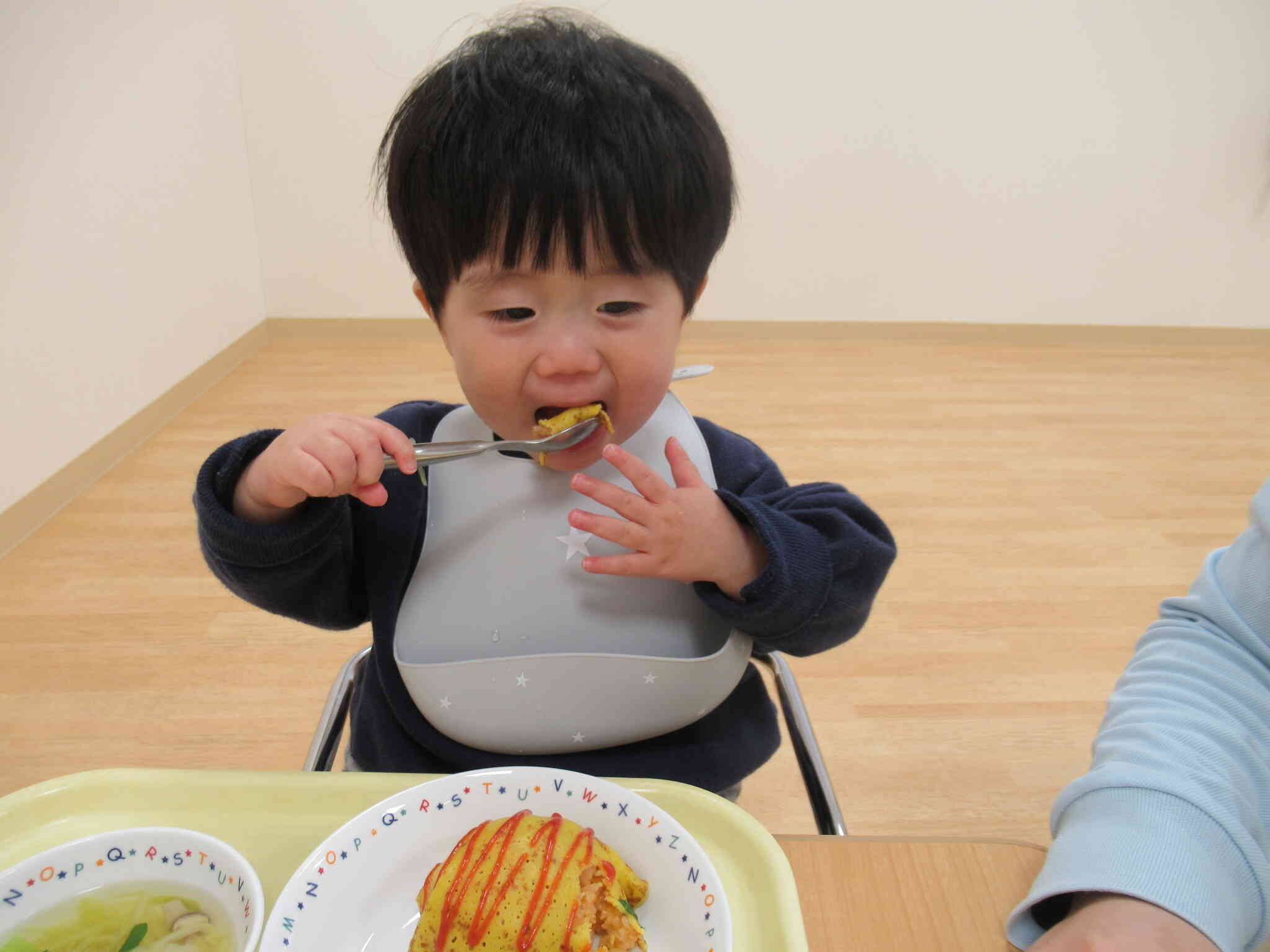 大きなお口で頬張ります。