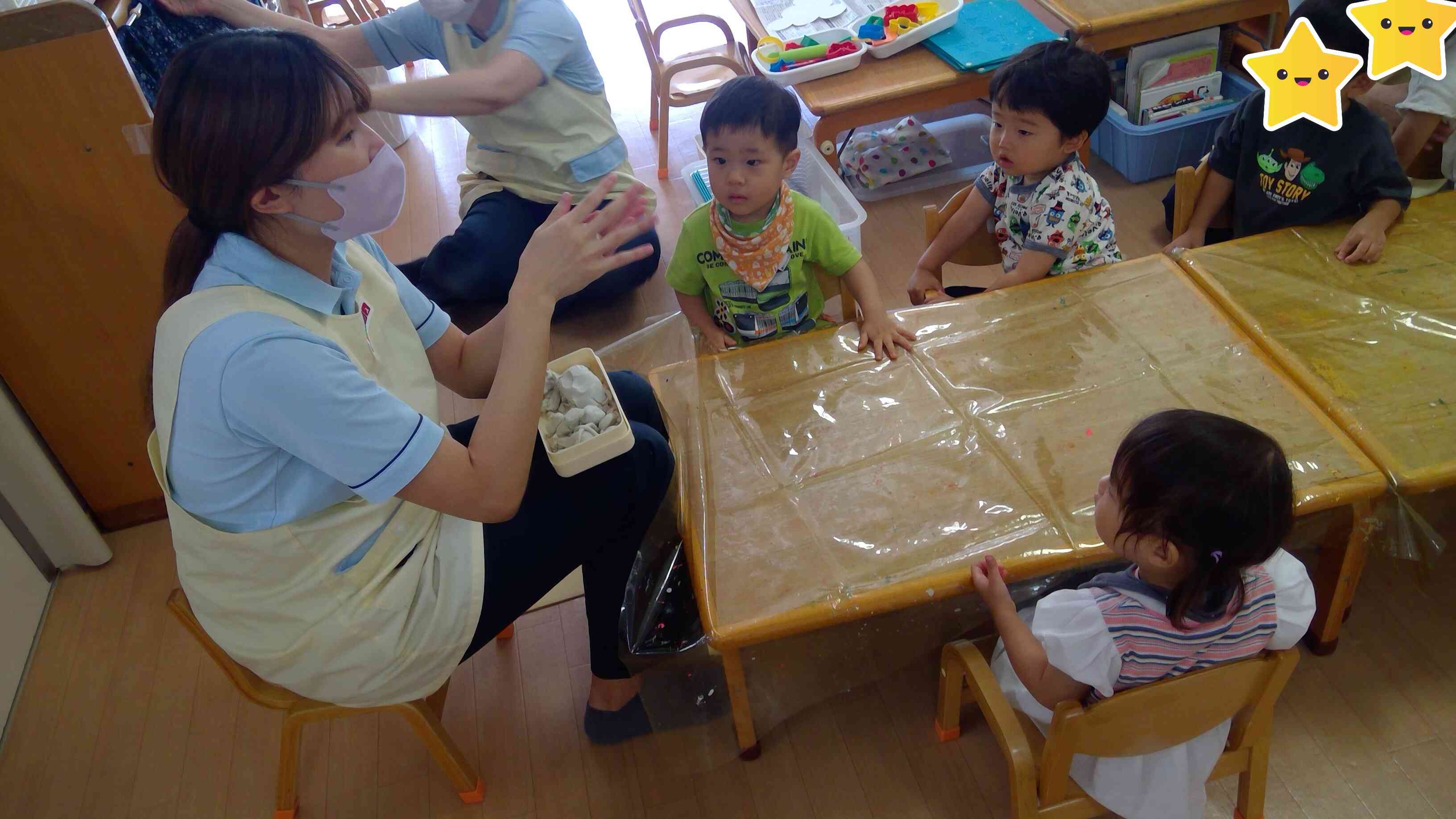 粘土遊びをしました(1歳児)