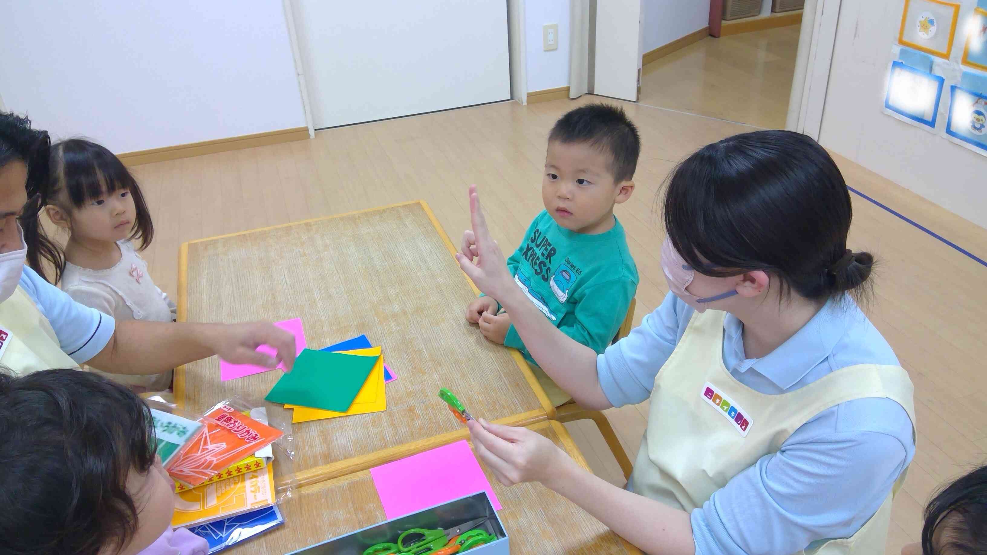 はさみに挑戦したよ♪（2歳児）