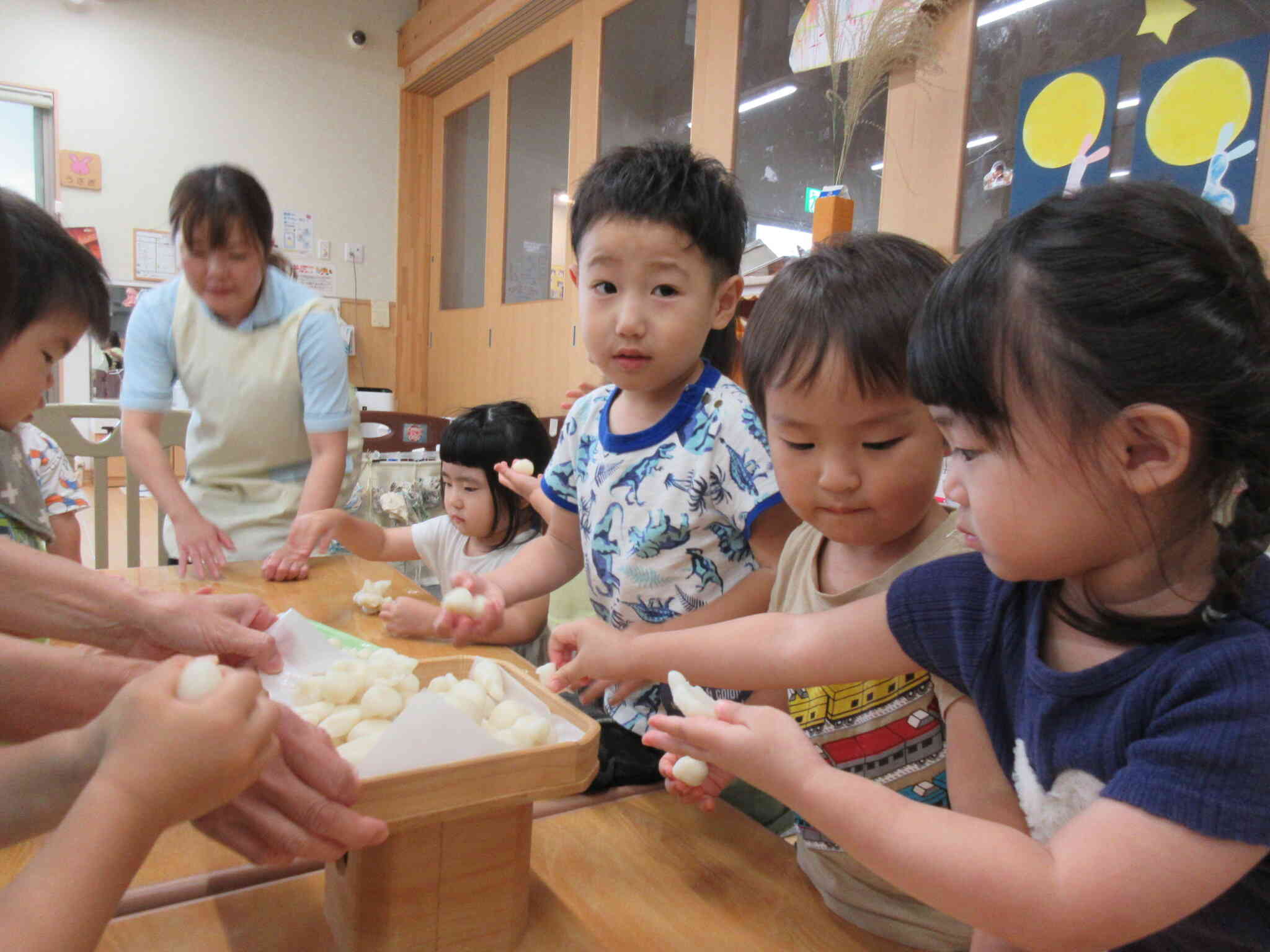 茹でたお団子をみんなで飾りつけ。