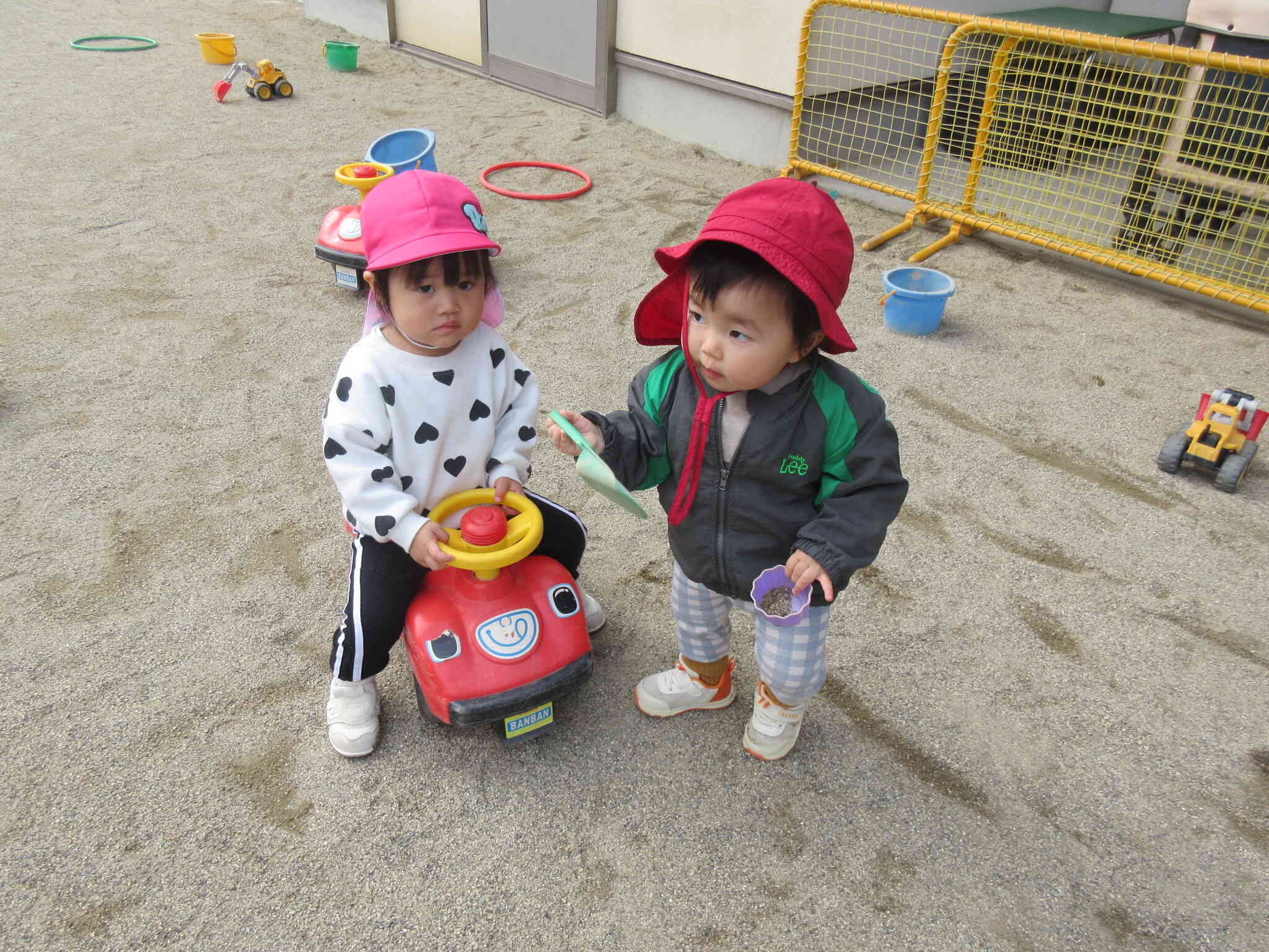 車が大好きです。一緒にあそぼ～。