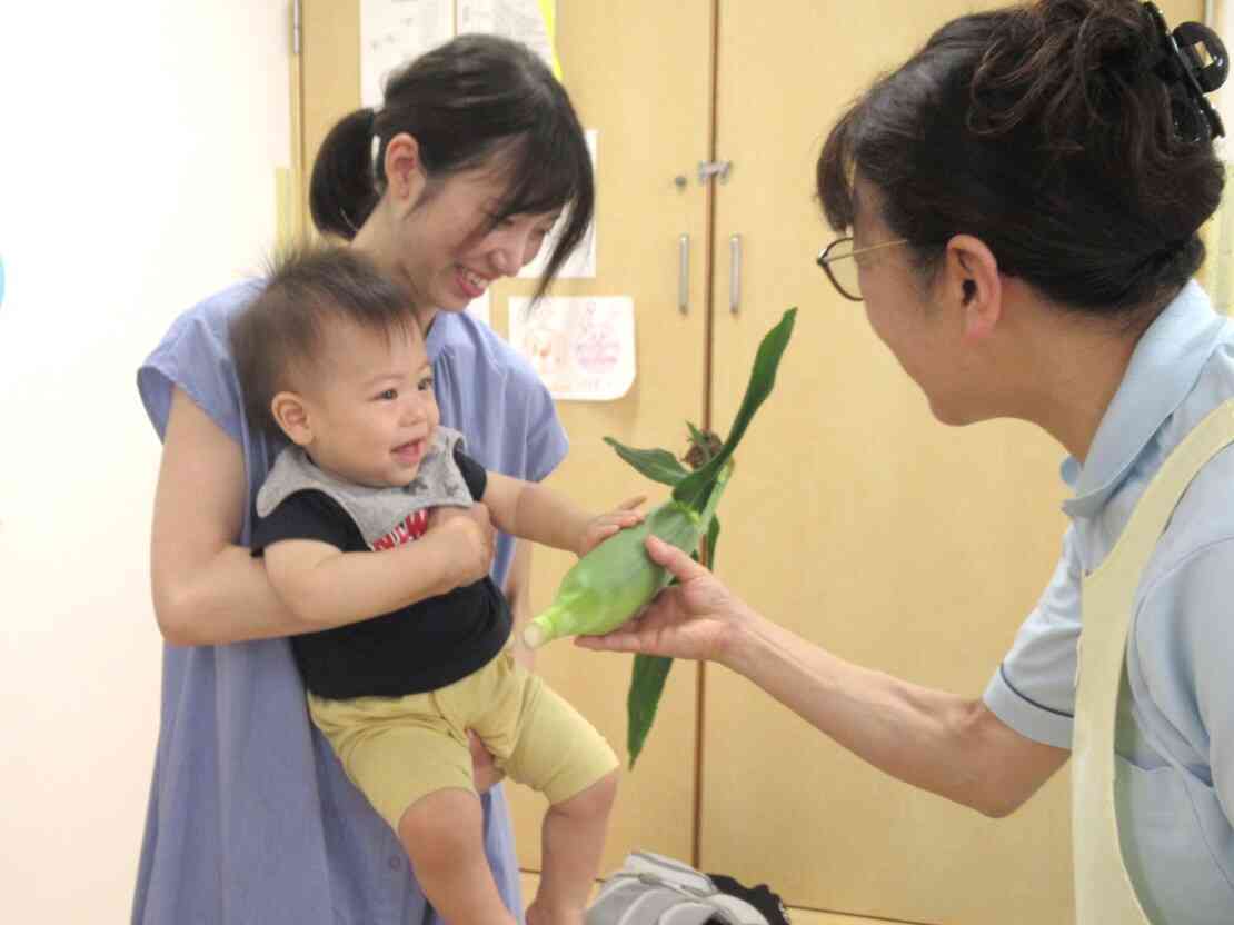 【7月】食育に参加してもらいました♪白いトウモロコシだよ！