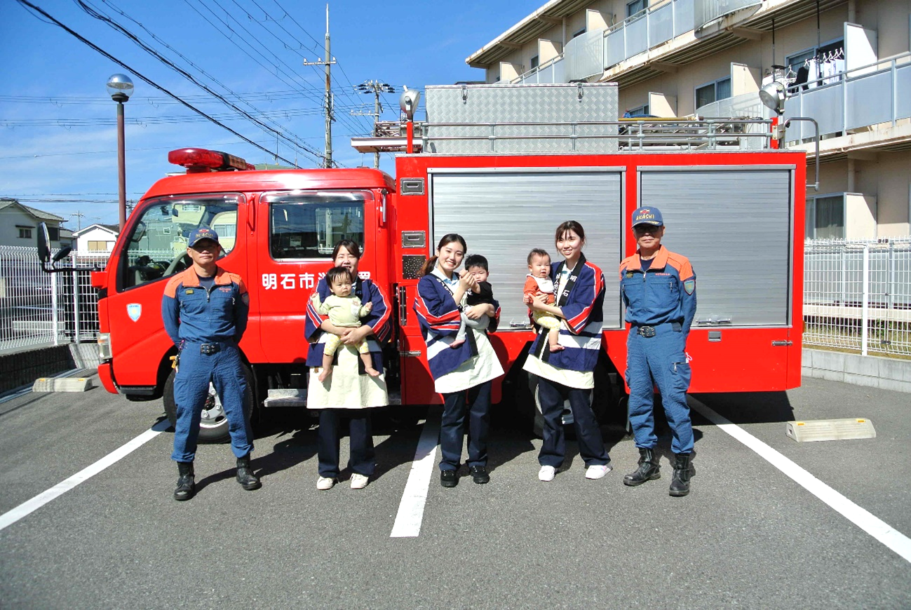 防災センターから消防士さんと消防車が来てくれました