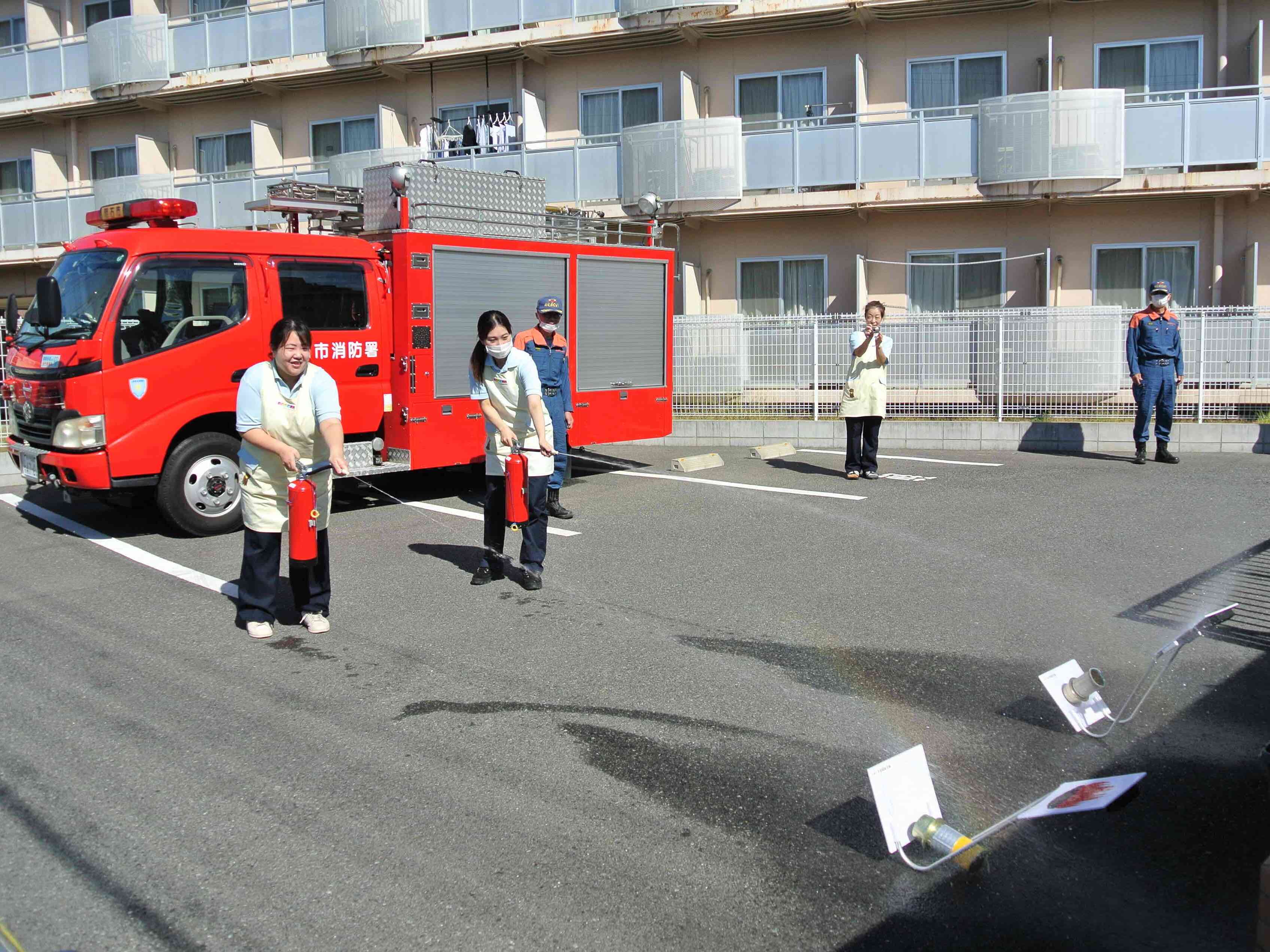 水消火器で職員も訓練をしました！