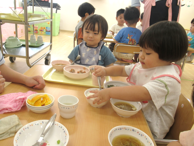 お散歩、楽しかったね。給食をたくさん食べて元気モリモリ！