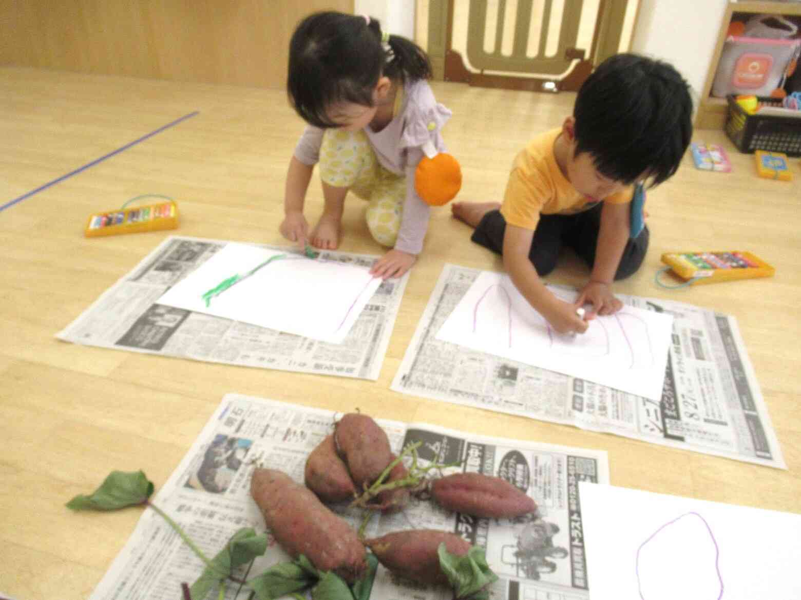 幼児さんは、さつまいもの絵画をしました。