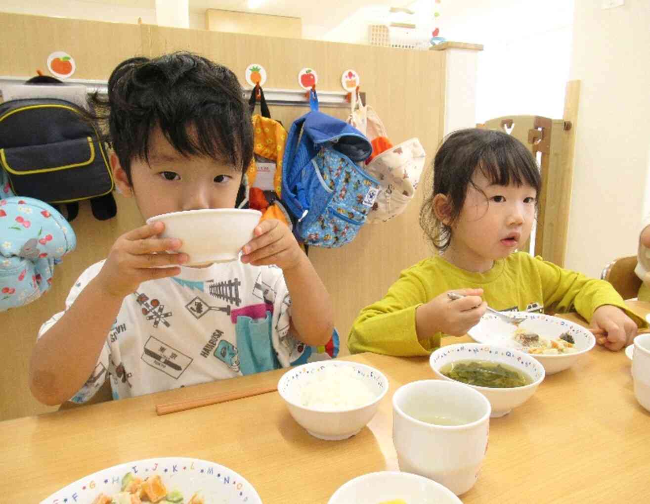 公園から帰って来たら、お腹がペコペコ・・・。美味しい給食をもりもり食べたよ！ 給食の先生ありがとう！！