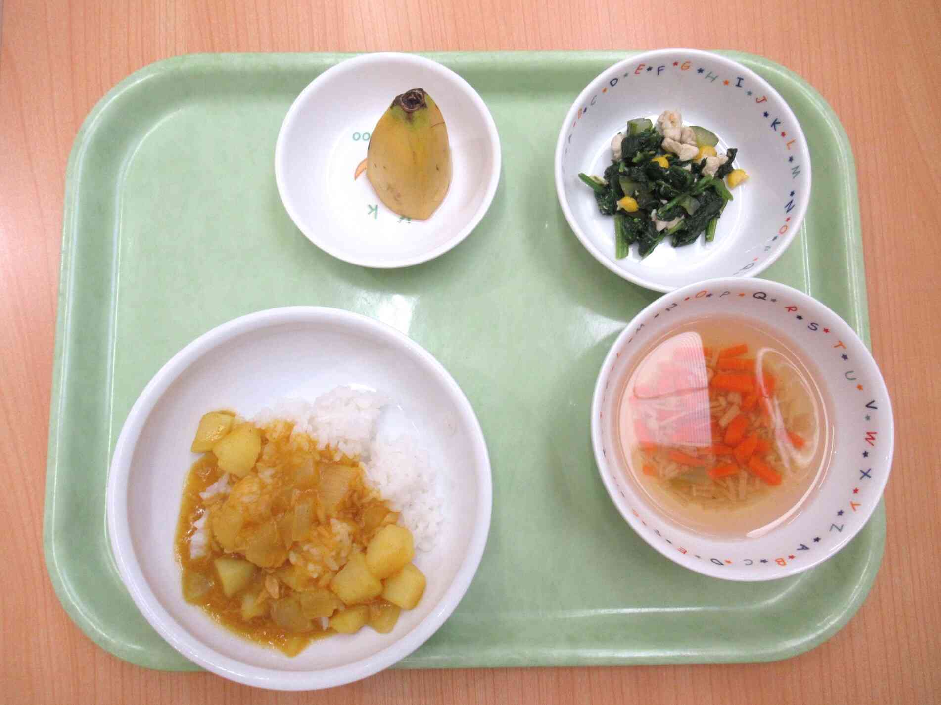 今日の昼食は、ツナカレー、えのきのすまし汁、ほうれん草の酢みそ和え、バナナでした♪