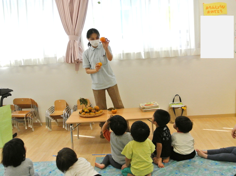 食事に興味関心が持てるよう、栄養士と保育士が一緒に、季節に応じた食育活動を取り入れています。