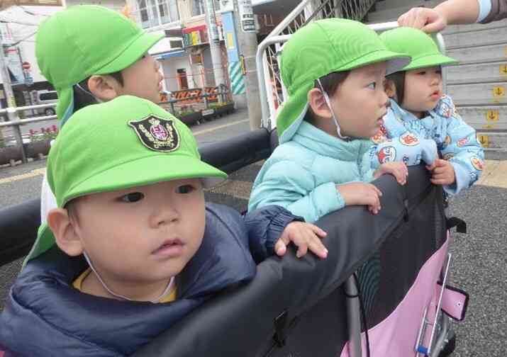 電車大好き！！ あ！来た来た、貨物列車桃太郎 かっこいいな～。