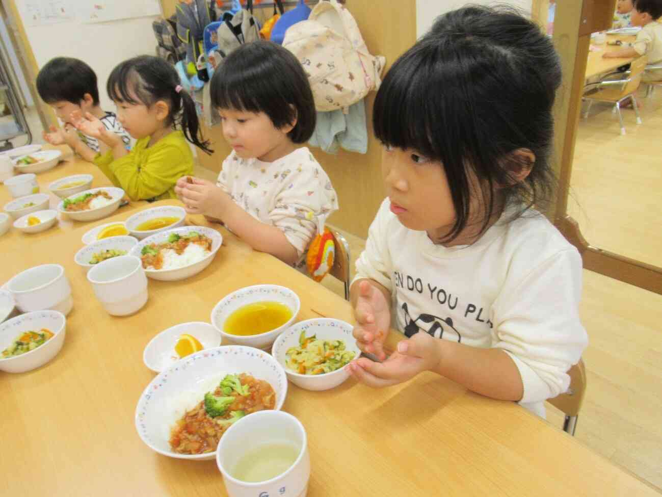 今日の給食はハヤシライス！とても美味しかったね♪