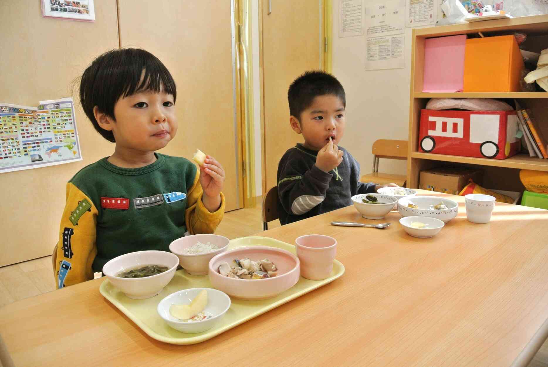 今日の給食では、りんごを一番に食べる子がたくさんいました♪