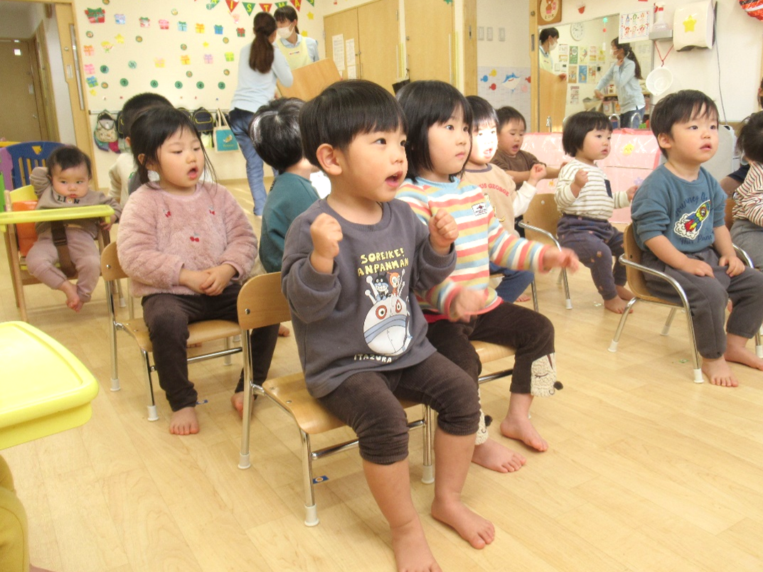 帰りの会の様子です♪明日も元気にえいえいおー！