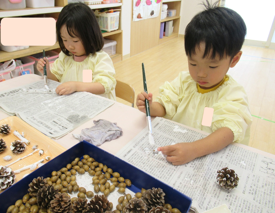 白い絵の具で塗ると、雪が積もったみたいだね☆彡