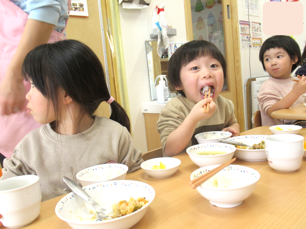 給食の時間♪見て見て！こんなに大きいお口！！