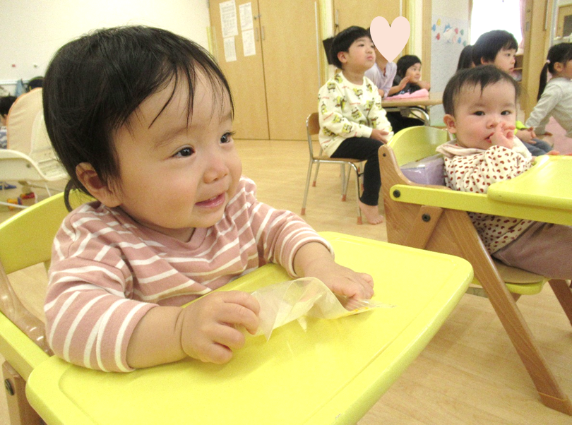 袋の上から、もみもみ！あたたかくて気持ちいいよ♪