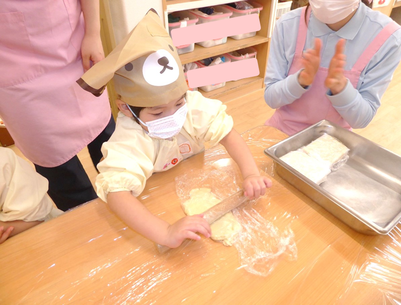 生地を伸ばしている様子です！だんだんとクッキーの形が見えてきました♪