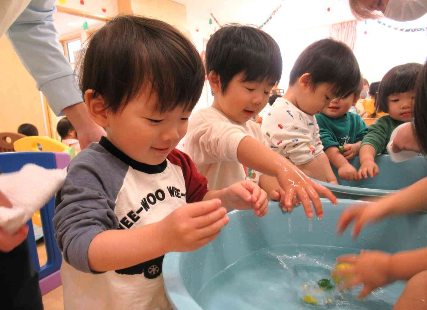 子どもたちが、ゆずをお湯の中に入れてくれました♪温かくてきもちいいねヾ(o´∀｀o)ﾉ