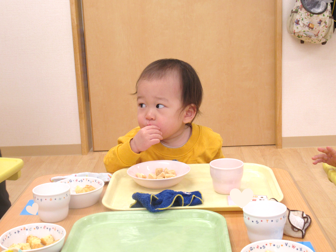 離乳食（後期食）のおやつは、きなこホットケーキでした。味わって食べていましたよ♪