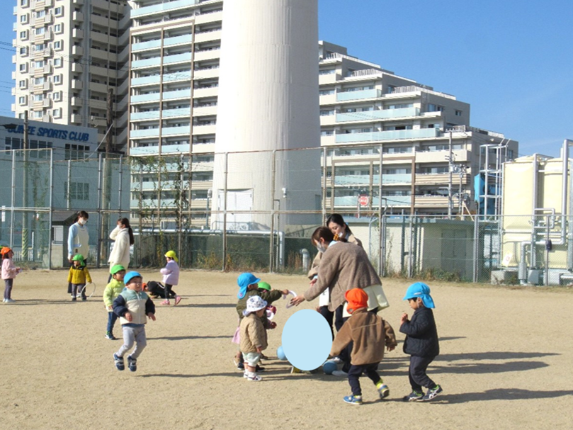 今日は全クラスでJR広場へお散歩に行きました。たくさん身体を動かしました♪