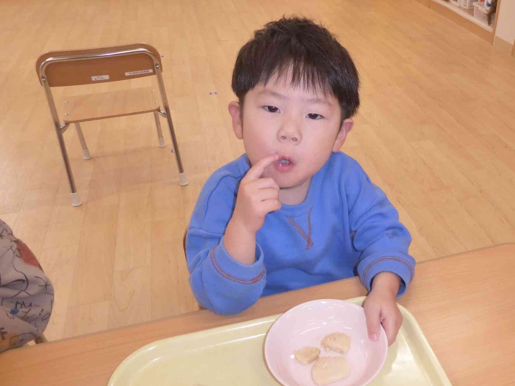 みんなで作ったクッキーはとっても美味しいから、ゆっくり味わって食べよーっと！！