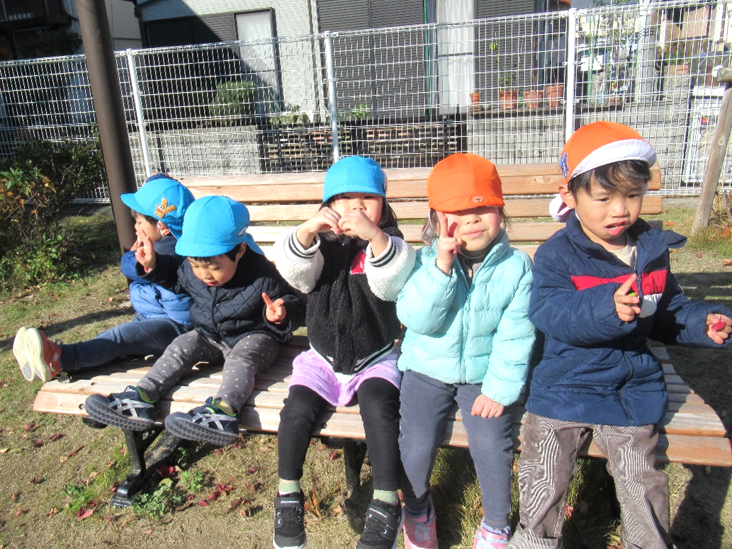 ちょっと休憩しよーっと！ぽかぽか陽気、気持ちいいな(*^o^*)ベンチに並んで、ハイ、チーズ☆彡