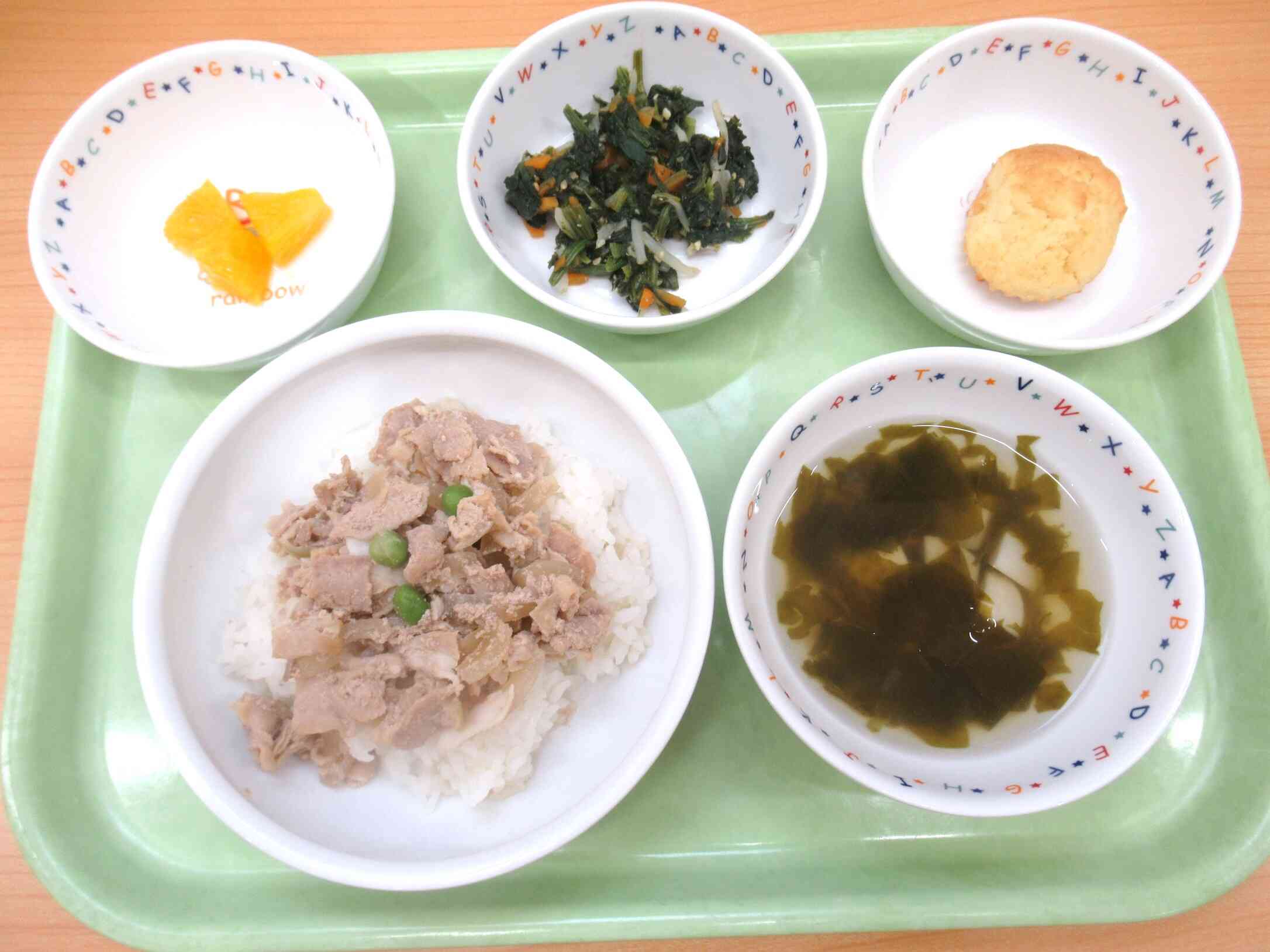 昼食は、【豚丼、さといものすまし汁、ほんれん草の酢みそ和え、オレンジ】でした♪