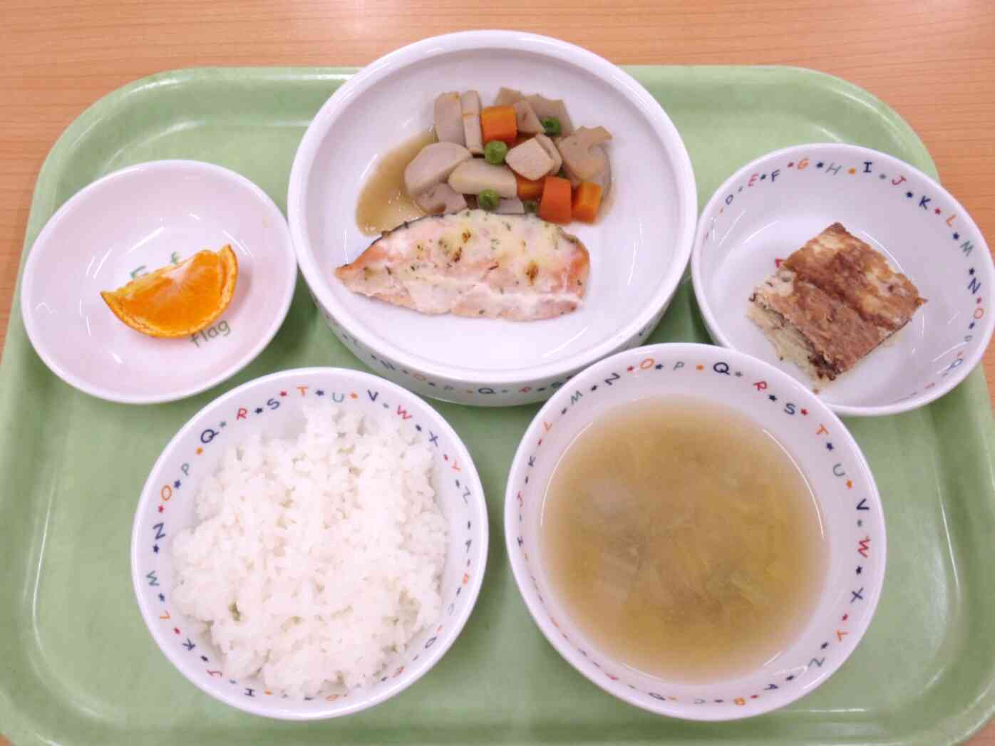 今日の給食♪【ごはん、鮭のポテト焼き、根菜の煮物、白菜のお味噌汁、みかん、マーブルケーキ（おやつ）】