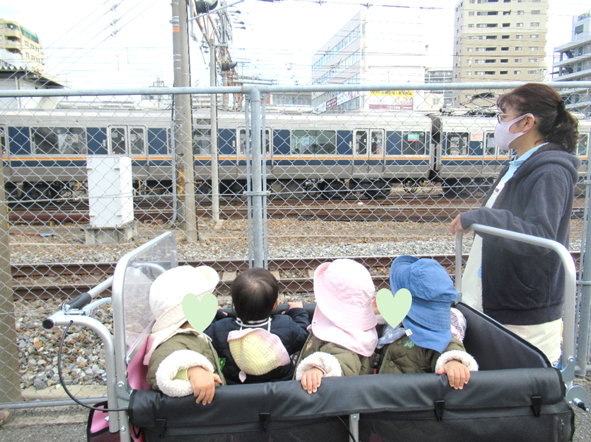 ひよこ組さんも、あひる組さんと一緒に電車を観察しました♪電車が通ると、楽しそうに目で追っていましたよ(#^^#)