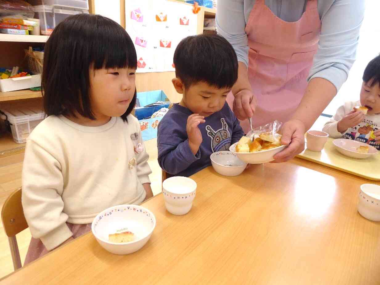 今日のおやつは『バスブーサ』！ヨーグルト風味のスポンジケーキに、甘いシロップがかかったケーキです。エジプトなどの中東の、伝統的なおやつです(*^-^*)