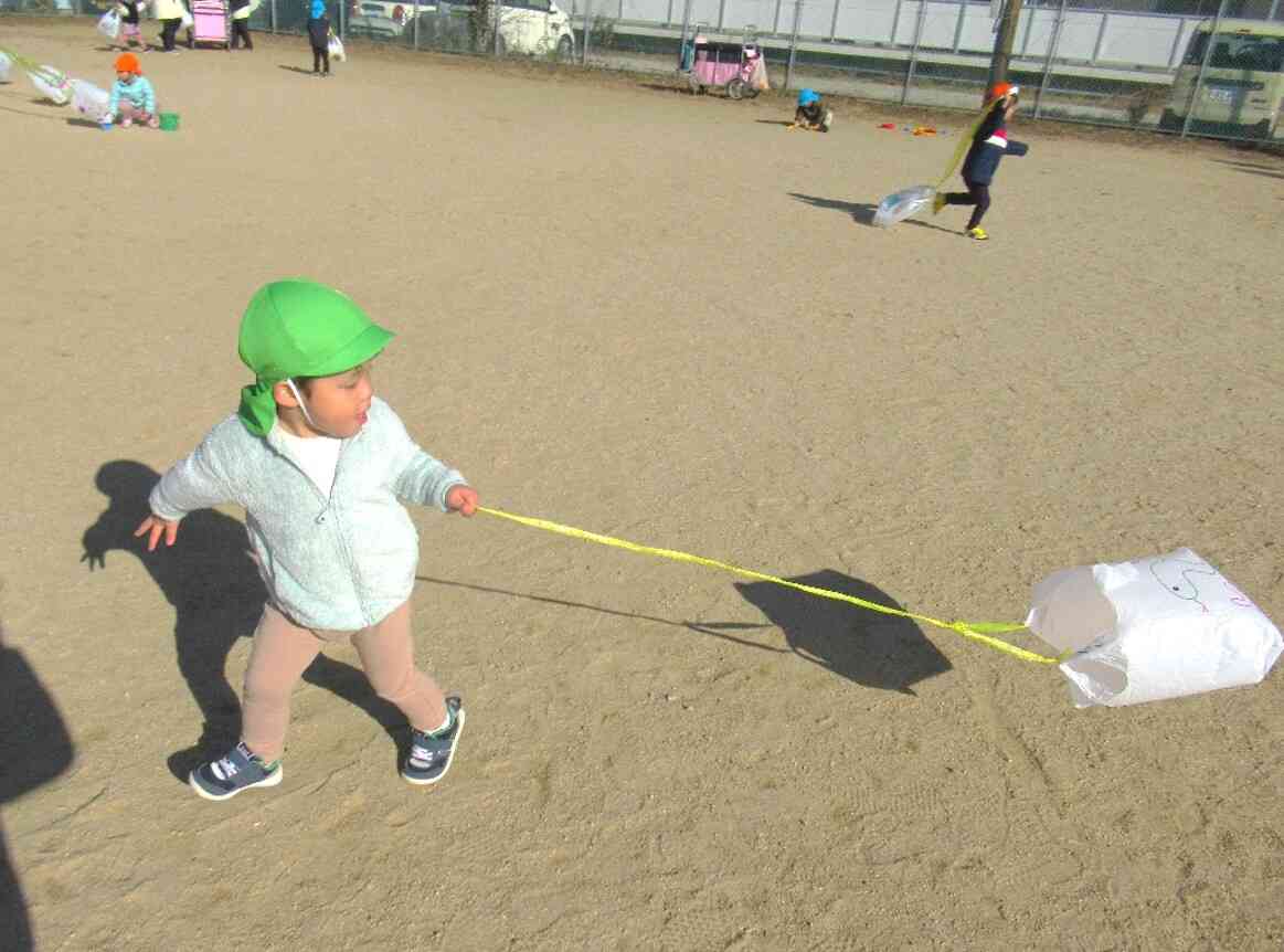 あひる組さんも一緒に、凧揚げを楽しみました☆彡