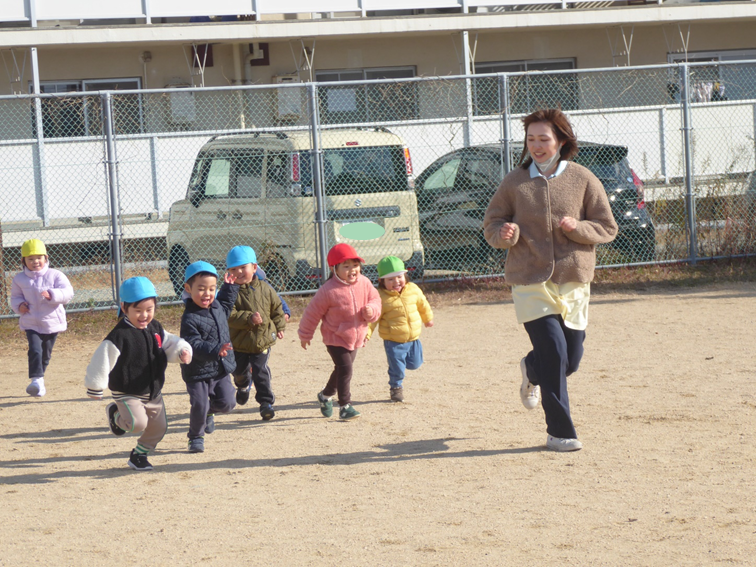 子どもは風の子！！よーい、ドン！！向かい風にも負けず、寒さにも負けず、元気いっぱい遊びました☆彡