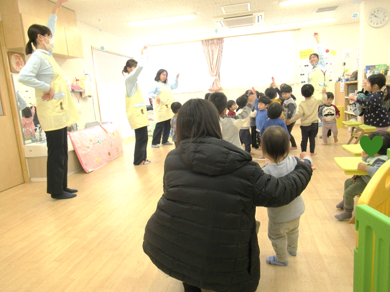 今日は、子育てひろばに遊びに来てくれたお友だちがいました♪身体測定や手形スタンプをした後、朝の会に参加してもらいました(*^-^*)