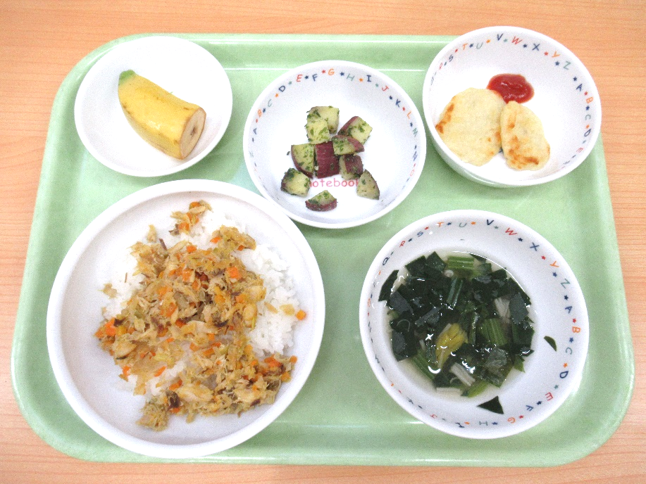 今日の給食♪さばのカレーそぼろ丼、ほうれん草のおみそ汁、さつまいもの磯和え、バナナ、ハッシュドポテト（おやつ）