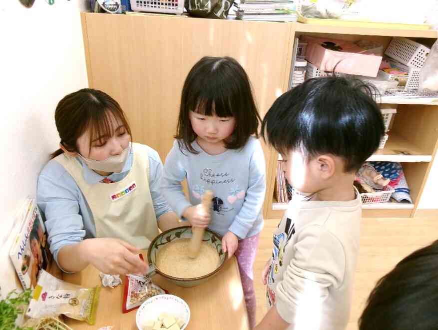 豆をすり鉢でゴリゴリすると・・・きな粉に変身！！