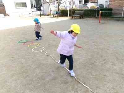 フラフープとロープを使ってバランス遊びを楽しみました♪