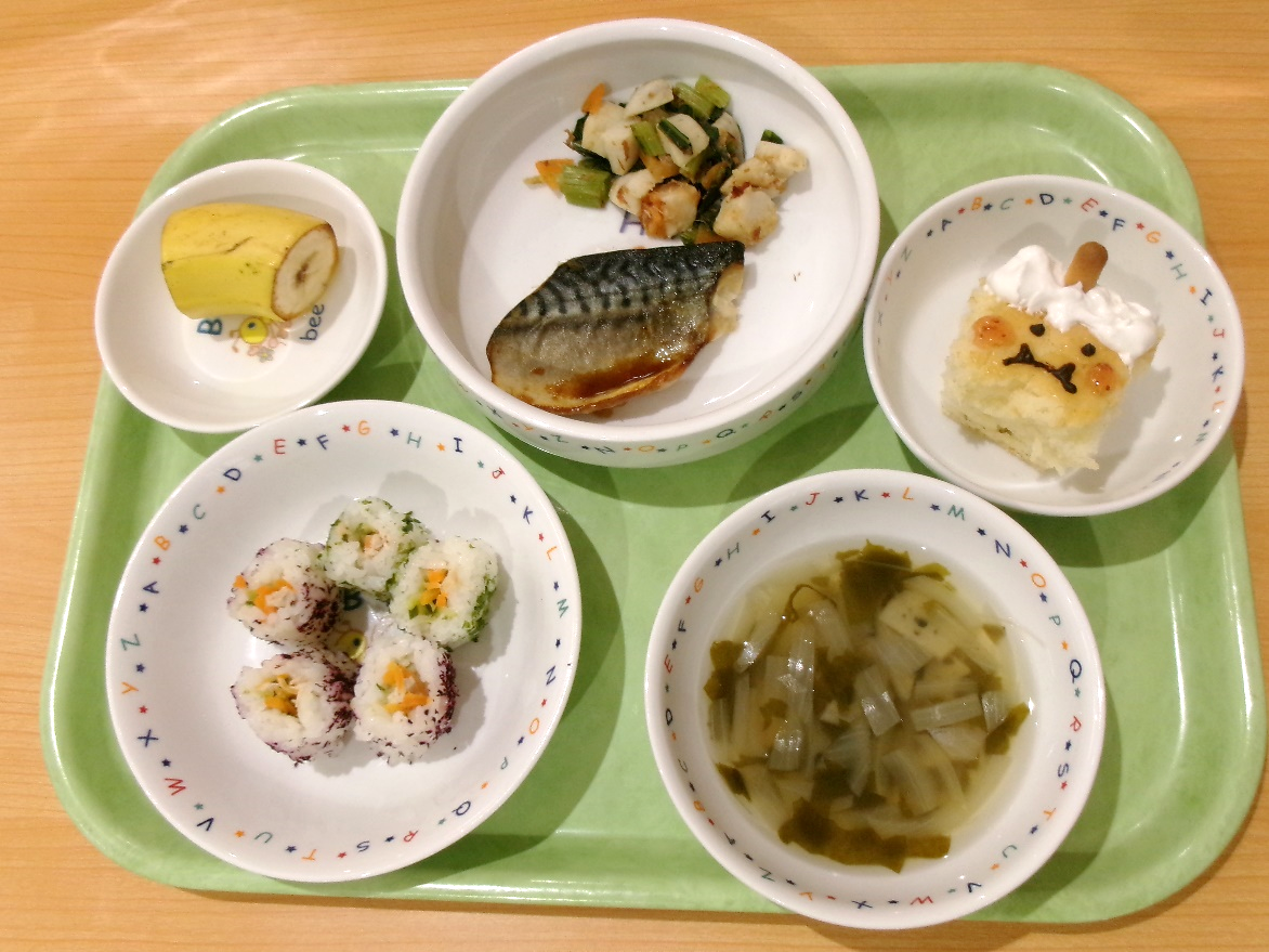 給食も、節分にちなんだメニューでした♪ 【海苔なし巻きずし、さばのかば焼き、さといものおかか和え、れんこんのすまし汁、バナナ、おにさんケーキ（おやつ）】 海苔の代わりにゆかりとあおさを使って、食べやすくしています♪