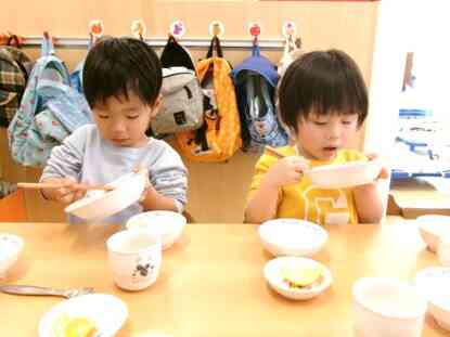 今日の給食は？？『ごはん、豚肉のチャプチェ、きゅうりの塩もみ、さつまいものお味噌汁、みかん』、おやつは『ごまちんすこう』でした♪