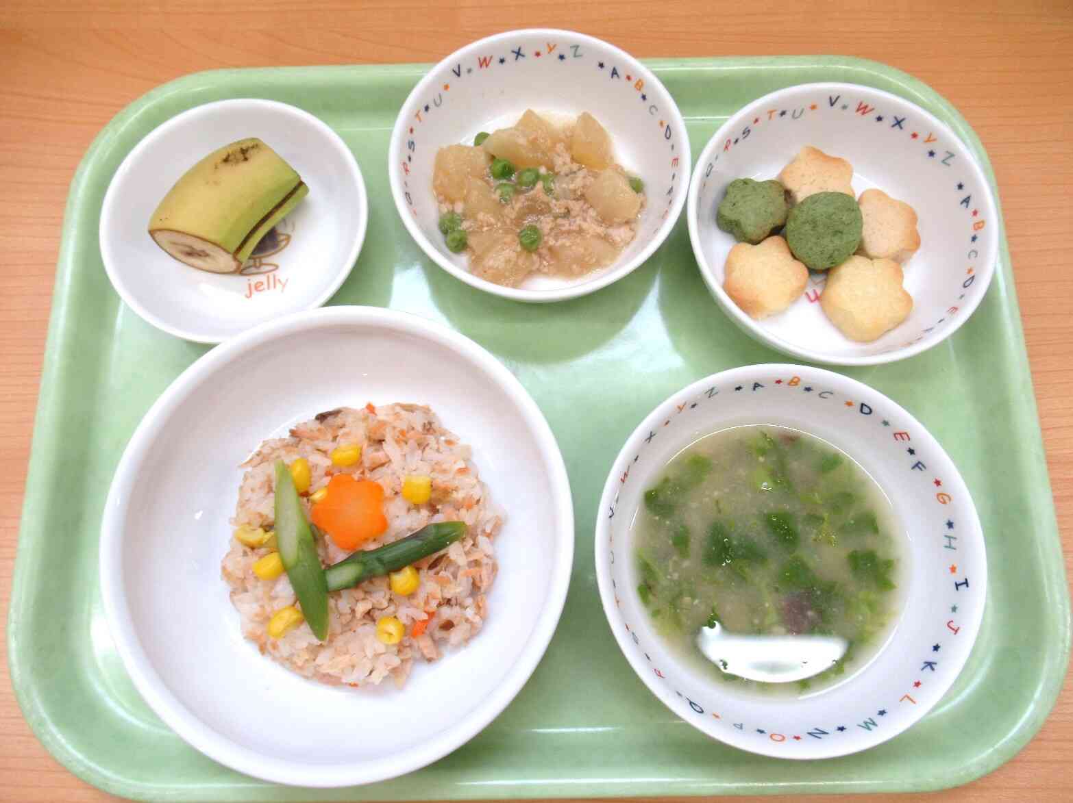 今日の献立…鮭ちらし寿司、だいこんのそぼろあん、菜の花のお味噌汁、バナナ、3色クッキー（おやつ）