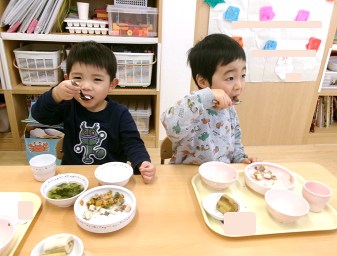 今日の給食は…ご飯、サバの塩焼き、ごぼうの炒め煮、えのきのお味噌汁、バナナ、ちんぴん（おやつ）でした☺