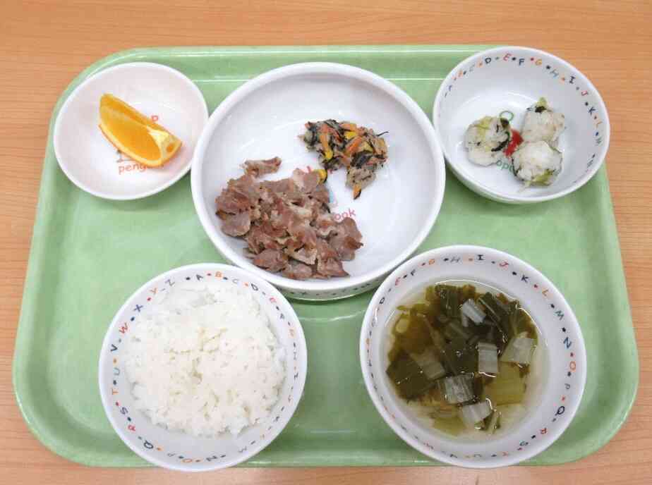 今日の献立は…ご飯、豚肉の味噌焼き、ひじきサラダ、チンゲンサイのすまし汁、オレンジ、青菜おにぎり（おやつ）でした☆彡