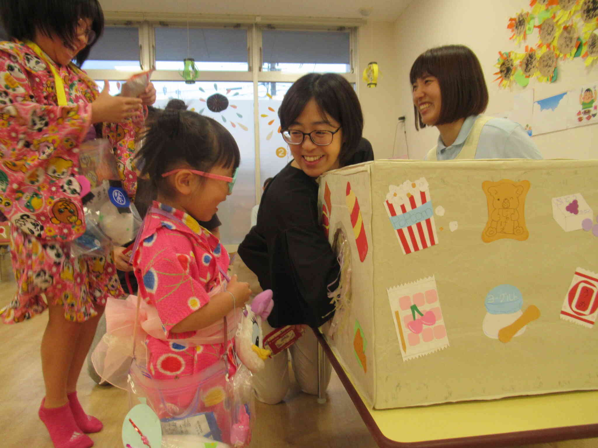 お菓子つかみだよ　中が見えないから ちょっと怖いよ　...　ほんとにお菓子なんだよね？　　じゃぁ つかんじゃえ～ えい！