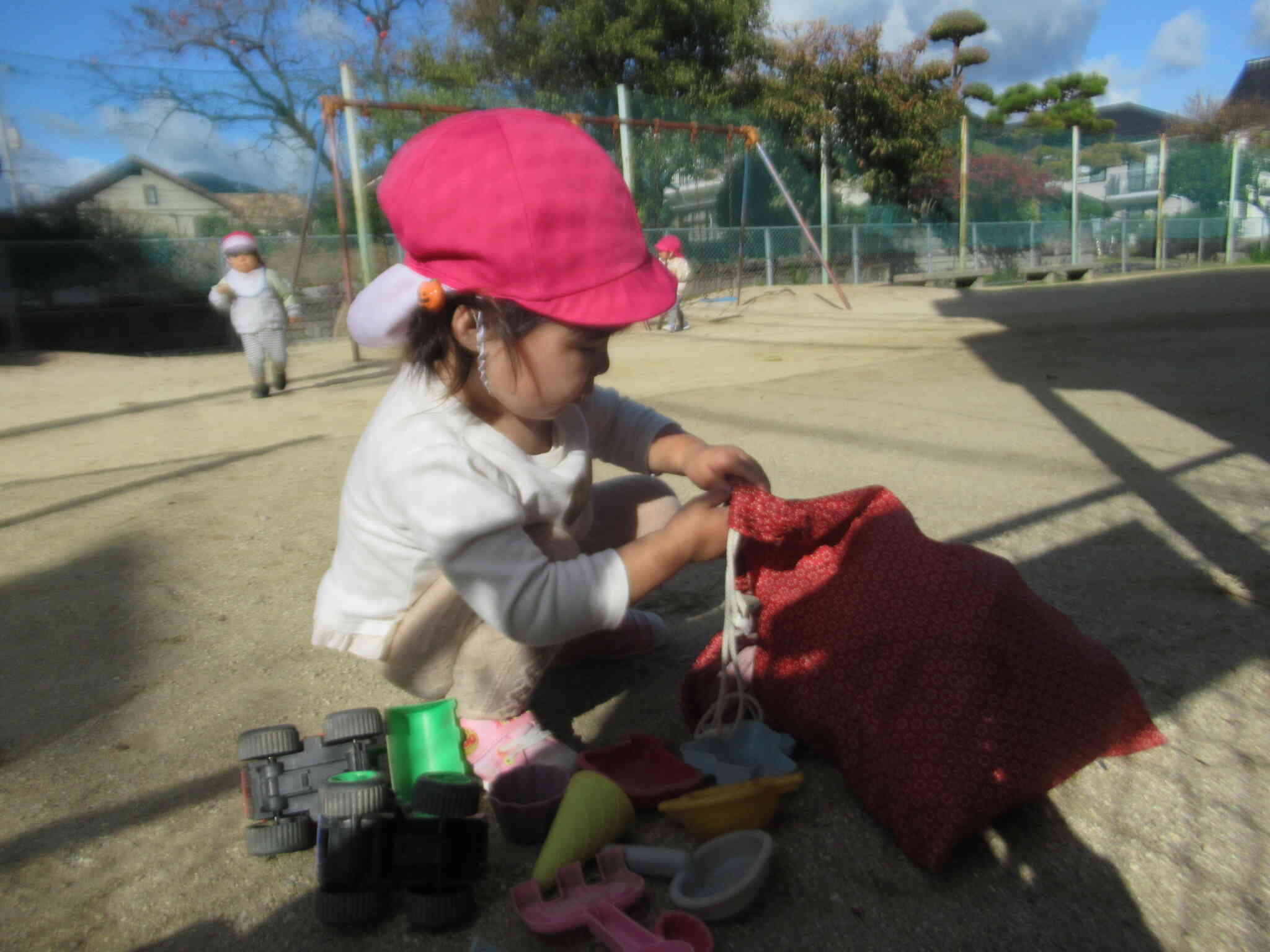 さ～ぁ　どれで 遊ぼっかなぁ...　　おもちゃ袋から ぜーんぶ 出しちゃうよ